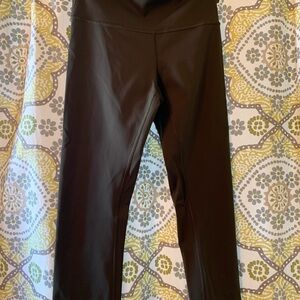 UEC - LULULEMON Align hi rise crop, Army green small or ex small ( tag cut out )